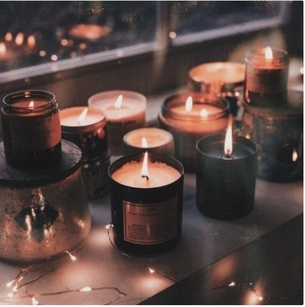 Velas artesanales en una composición cálida y elegante